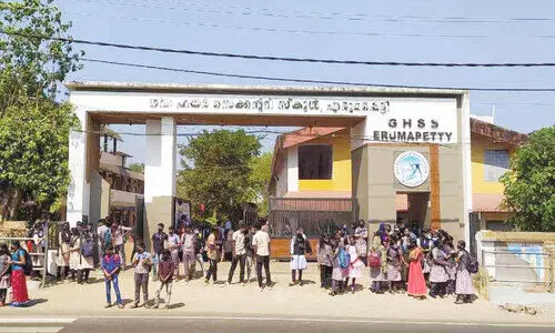 വി​ദ്യാ​ർ​ഥി​ക​ൾ പൊ​രി​വെ​യി​ല​ത്ത്; ബ​സ് കാ​ത്തി​രി​പ്പ് കേ​ന്ദ്ര​ത്തി​നാ​യു​ള്ള കാ​ത്തി​രി​പ്പ് നീളുന്നു