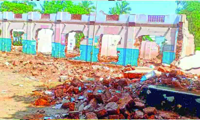 ക്ലാസുകൾ നാളെ മുതൽ; തലശ്ശേരി ഗവ. എൽ.പി വിദ്യാർഥികളെ വരവേൽക്കാൻ കെട്ടിടാവശിഷ്ടങ്ങൾ