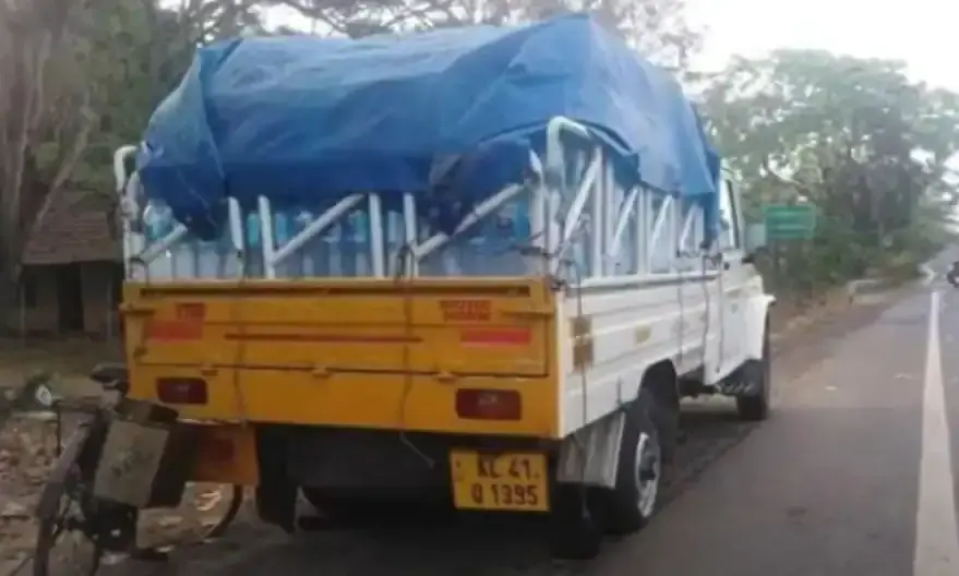 ആലപ്പുഴയിൽ വാനിന്റെ ടയർ മാറ്റുന്നതിനിടെ ലോറി ഇടിച്ച് രണ്ടുപേർക്ക് ദാരുണാന്ത്യം