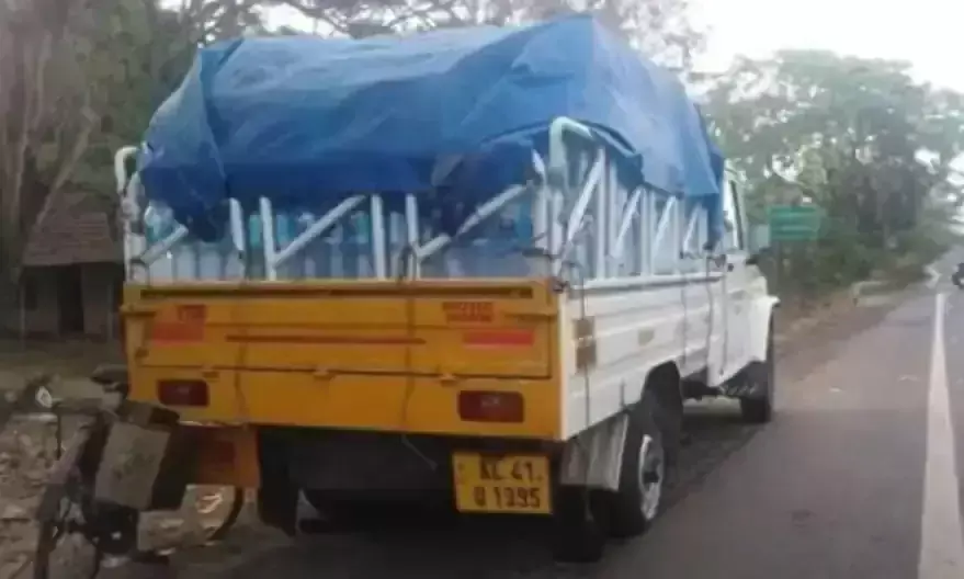 ആലപ്പുഴയിൽ വാനിന്റെ ടയർ മാറ്റുന്നതിനിടെ ലോറി ഇടിച്ച് രണ്ടുപേർക്ക് ദാരുണാന്ത്യം