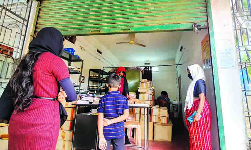 വെ​ള്ളാ​പ്പ് ഹോ​മി​യോ ആ​ശു​പ​ത്രി​യി​ൽ നി​ന്നു​തി​രി​യാ​ൻ ഇ​ട​മി​ല്ല