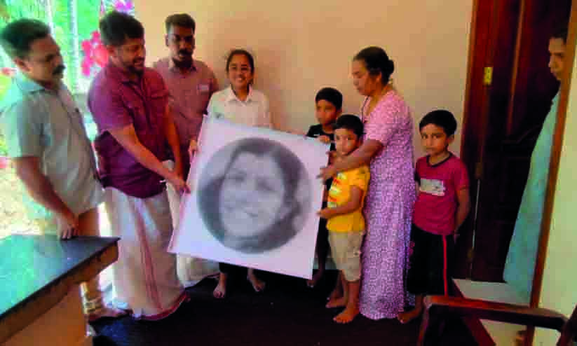 സിസ്റ്റർ ലിനിയുടെ മക്കൾക്ക് അമ്മയുടെ ചിത്രവുമായി ഒരതിഥി സിസ്റ്റർ ലിനിയുടെ മക്കൾക്ക് അമ്മയുടെ ചിത്രവുമായി ഒരതിഥി