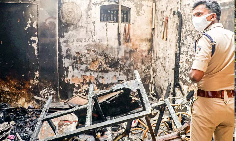 സ്വർണക്കടയിൽ തീപിടിത്തം; ലക്ഷങ്ങളുടെ നഷ്ടം സ്വർണക്കടയിൽ തീപിടിത്തം; ലക്ഷങ്ങളുടെ നഷ്ടം