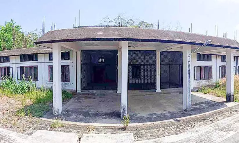 നിർമിച്ചിട്ട്​ ആറ്​ വർഷം: വനിത ഹോസ്റ്റൽ കെട്ടിടം കാടുകയറി നശിക്കുന്നു