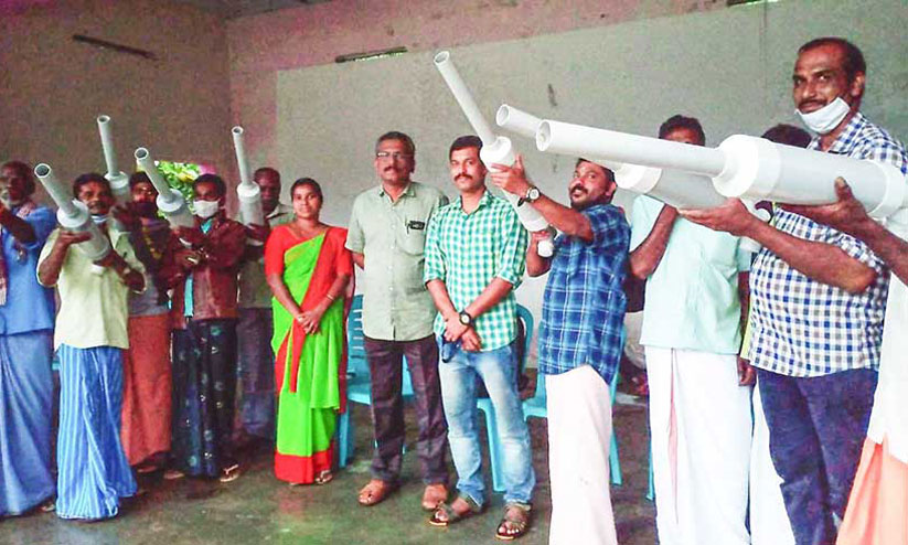 വിളച്ചിലെടുക്കല്ലേ, തോക്കെടുക്കുവേ...; കുരങ്ങുകളെ തുരത്താൻ തോക്കുമായി കർഷകർ വിളച്ചിലെടുക്കല്ലേ, തോക്കെടുക്കുവേ...; കുരങ്ങുകളെ തുരത്താൻ തോക്കുമായി കർഷകർ