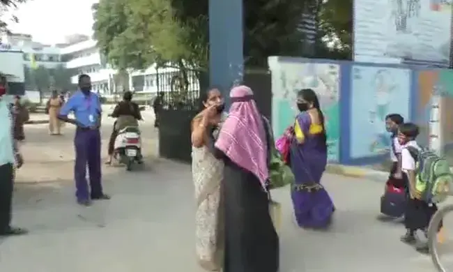 കർണാടകയിൽ റോഡിലിറങ്ങി വിദ്യാർഥിനികളുടെ ഹിജാബ് അഴിപ്പിച്ച് അധ്യാപകർ; വീഡിയോ കാണാം കർണാടകയിൽ റോഡിലിറങ്ങി വിദ്യാർഥിനികളുടെ ഹിജാബ് അഴിപ്പിച്ച് അധ്യാപകർ; വീഡിയോ കാണാം