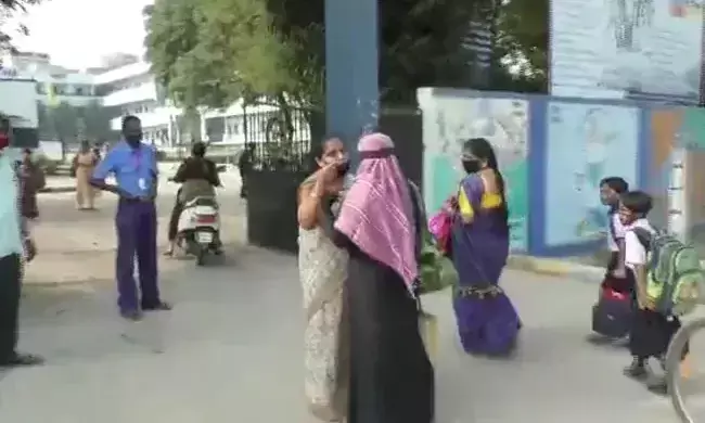 കർണാടകയിൽ റോഡിലിറങ്ങി വിദ്യാർഥിനികളുടെ ഹിജാബ് അഴിപ്പിച്ച് അധ്യാപകർ; വീഡിയോ കാണാം