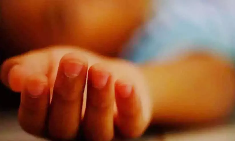 വീട്ടില് തനിച്ചാക്കി മാതാപിതാക്കള് വിവാഹച്ചടങ്ങിന് പോയി; 12കാരന് ജീവനൊടുക്കി വീട്ടില് തനിച്ചാക്കി മാതാപിതാക്കള് വിവാഹച്ചടങ്ങിന് പോയി; 12കാരന് ജീവനൊടുക്കി