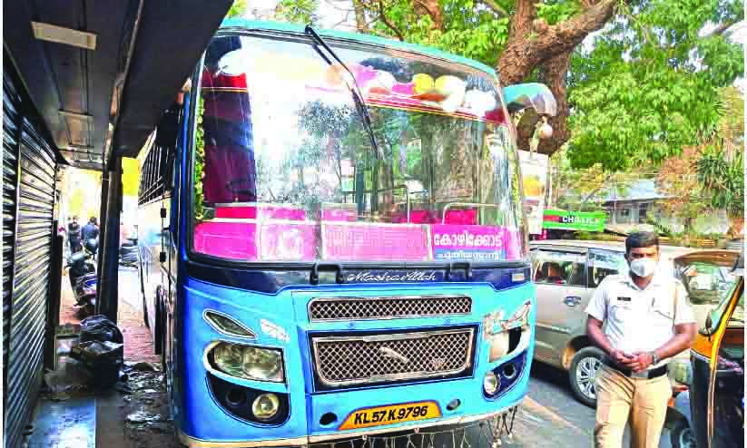 ബസുകളുടെ മത്സരയോട്ടത്തിന് കടിഞ്ഞാണില്ല ബസുകളുടെ മത്സരയോട്ടത്തിന് കടിഞ്ഞാണില്ല