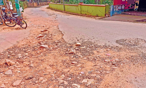 ജ​ല അ​തോ​റി​റ്റി പൊ​ളി​ച്ചി​ട്ട റോ​ഡ് ആ​ര് ന​ന്നാ​ക്കും?