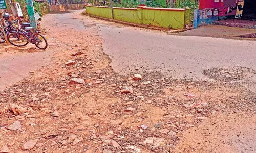 ജ​ല അ​തോ​റി​റ്റി പൊ​ളി​ച്ചി​ട്ട റോ​ഡ് ആ​ര് ന​ന്നാ​ക്കും?