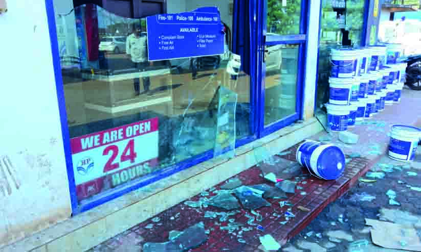 പെട്രോൾ കടം ചോദിച്ചു, കൊടുത്തില്ല; പമ്പ്​ അടിച്ചു തകർത്തു