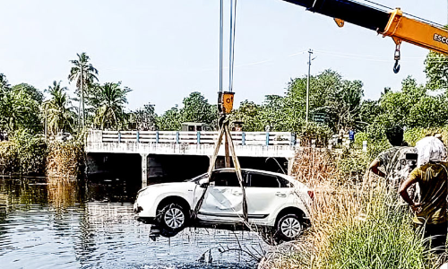 ഡ്രൈ​വി​ങ്​ പ​രി​ശീ​ല​ന​ത്തി​നി​​ടെ നി​യ​ന്ത്ര​ണം വി​ട്ട കാ​ർ​ ക​നാ​ലി​ൽ പ​തി​ച്ചു