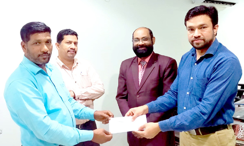 ടി​ക്ക​റ്റി​നു​ള്ള ധ​ന​സ​ഹാ​യം കൈ​മാ​റി