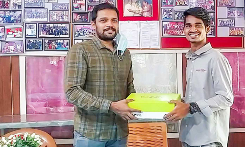 മുനിശങ്കറിന് ദ്വീപി‍​െൻറ സമ്മാനവുമായി മുഹമ്മദ് നസീമെത്തി