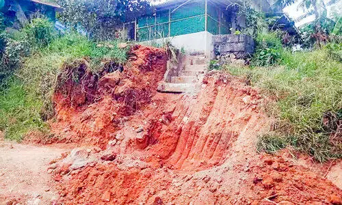 വീട്ടിലേക്കുള്ള നടകൾ തകർത്തെന്ന്​ പരാതി