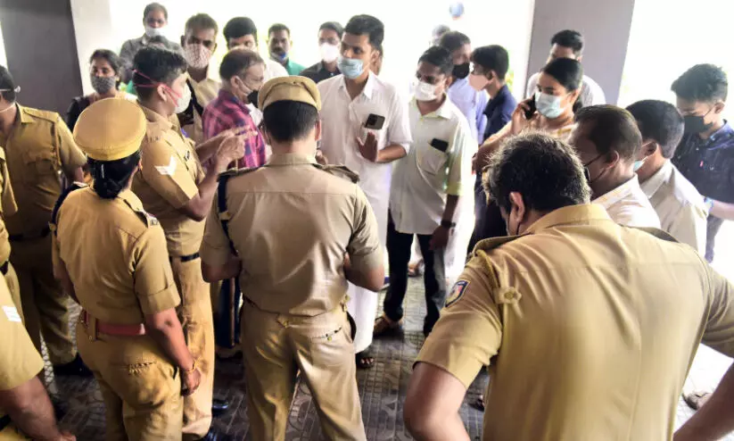 ഫാ. അനിലിനെ പുറത്താക്കിയ സംഭവം: സി.എസ്.ഐ ആസ്ഥാനത്ത് പ്രതിഷേധം ഫാ. അനിലിനെ പുറത്താക്കിയ സംഭവം: സി.എസ്.ഐ ആസ്ഥാനത്ത് പ്രതിഷേധം