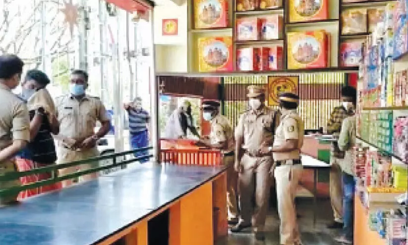 ബോംബേറിൽ യുവാവിന്റെ കൊല; നാടൻ ബോംബെന്ന് പൊലീസ് ബോംബേറിൽ യുവാവിന്റെ കൊല; നാടൻ ബോംബെന്ന് പൊലീസ്