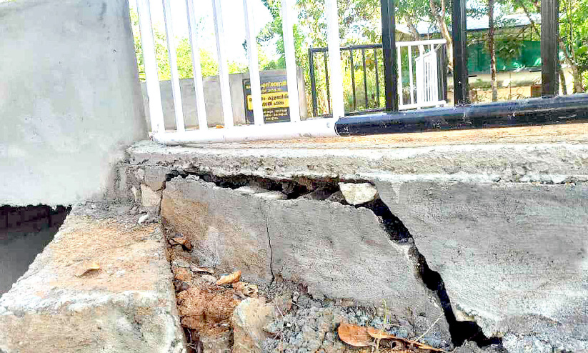 ഉദ്ഘാടനത്തിന് മുമ്പേ വരിഞ്ഞം പാലത്തിന്റെ നടപ്പാത തകർന്നു ഉദ്ഘാടനത്തിന് മുമ്പേ വരിഞ്ഞം പാലത്തിന്റെ നടപ്പാത തകർന്നു