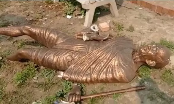 ചമ്പാരൻ സത്യഗ്രഹ സമരഭൂമിക്ക് സമീപമുള്ള ഗാന്ധിപ്രതിമ തകർത്ത നിലയിൽ