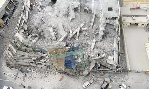 കെ​ട്ടി​ട​ാവ​ശി​ഷ്ട​ങ്ങ​ൾ വീ​ണ് കാ​റു​ക​ൾ​ക്ക് കേ​ടു​പാ​ട്