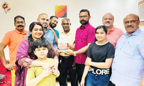 അ​ജി​ത് ന​ടു​വ​ത്ര​ക്കും കു​ടും​ബ​ത്തി​നും പി.​ജെ.​എ​സ് യാ​ത്ര​യ​യ​പ്പ് ന​ൽ​കി