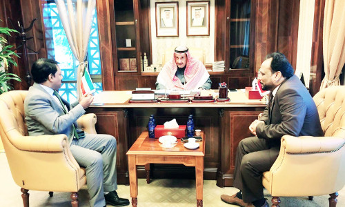 അമീരി ദിവാൻ ഉപദേഷ്ടാവുമായി  കൂടിക്കാഴ്​ച നടത്തി