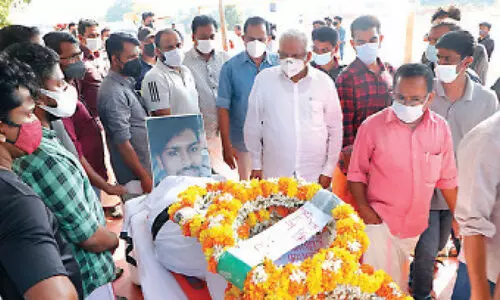 ജിഷ്ണുവിന്‍റെ മൃതദേഹം സംസ്കരിച്ചു; സി.പി.എം നേതാക്കൾ അന്ത്യാഞ്ജലി അർപ്പിക്കാനെത്തി