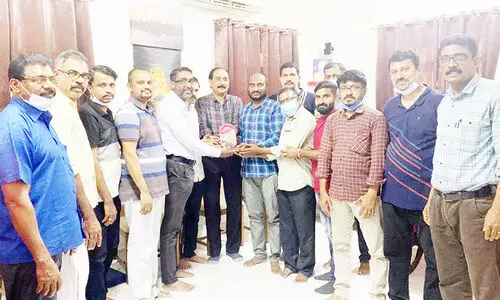 അ​സീ​സ് ഹാ​ശി​മി​ന് യാ​ത്ര​യ​യ​പ്പ് ന​ൽ​കി