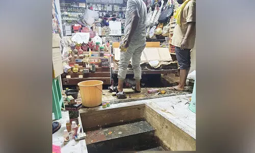 പേമാരിയില് വിറങ്ങലിച്ച് മത്ര സൂഖ് പേമാരിയില് വിറങ്ങലിച്ച് മത്ര സൂഖ്