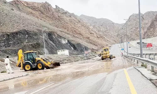 കനത്ത മഴ: വാദികളിൽ കുടുങ്ങിയ 30 പേരെ രക്ഷിച്ചു