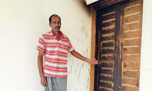 നി​ർ​മാ​ണം പൂ​ർ​ത്തി​യാ​കാറായ വീ​ടി​നു​നേ​രെ വീ​ണ്ടും ആ​ക്ര​മ​ണം