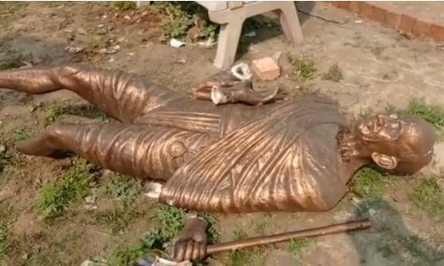 ചമ്പാരൻ സത്യഗ്രഹ സമരഭൂമിക്ക് സമീപമുള്ള ഗാന്ധിപ്രതിമ തകർത്ത നിലയിൽ