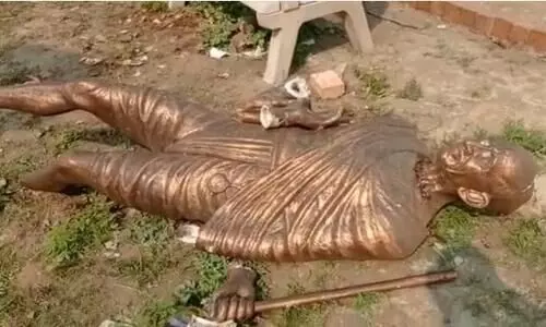 ചമ്പാരൻ സത്യഗ്രഹ സമരഭൂമിക്ക് സമീപമുള്ള ഗാന്ധിപ്രതിമ തകർത്ത നിലയിൽ