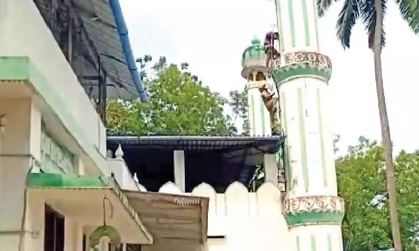 പള്ളി മിനാരത്തിൽ കുടുങ്ങിയ ആളെ ഫയർഫോഴ്സ് രക്ഷപ്പെടുത്തി