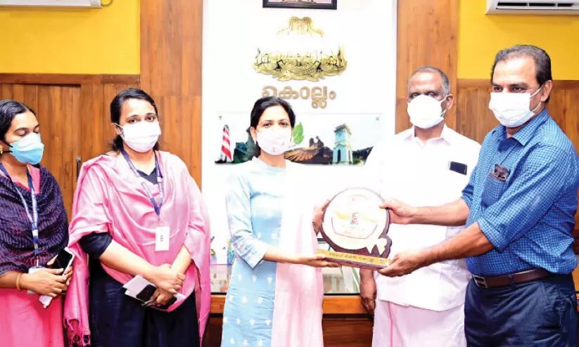 മൂ​ന്നു കു​ടും​ബ​ങ്ങ​ള്‍ക്ക് ഭൂ​മി ന​ല്‍കി; രാ​ജേ​ന്ദ്ര​ന്‍ പി​ള്ള​ക്ക്​ ക​ല​ക്ട​റു​ടെ ആ​ദ​രം