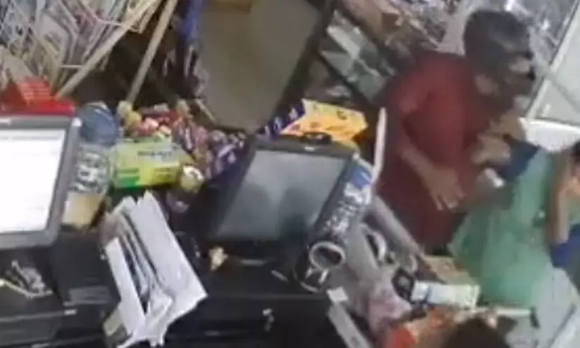 തൃപ്പൂണിത്തുറയിൽ സൂപ്പർമാർക്കറ്റ് ജീവനക്കാരിക്ക് ക്രൂരമർദനം; ഹെൽമെറ്റ് കൊണ്ട് തലക്കും കൈക്കും അടിച്ചു