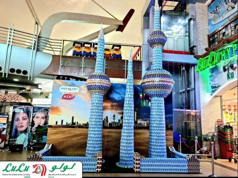 പാൽ പാക്കറ്റ് കൊണ്ട് ആറുമീറ്റർ ഉയരത്തിൽ കുവൈത്ത് ടവർ പാൽ പാക്കറ്റ് കൊണ്ട് ആറുമീറ്റർ ഉയരത്തിൽ കുവൈത്ത് ടവർ