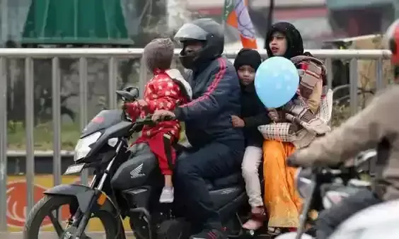 നാലു വയസ്സിൽ താഴെയുള്ള കുട്ടികൾക്ക് ഹെൽമറ്റ് നിർബന്ധം നാലു വയസ്സിൽ താഴെയുള്ള കുട്ടികൾക്ക് ഹെൽമറ്റ് നിർബന്ധം