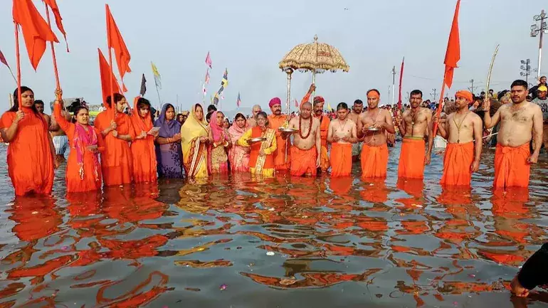 കോവിഡിനിടെ പ്രയാഗ്‌രാജിൽ ലക്ഷങ്ങൾ ഗംഗാസ്നാനം നടത്തി