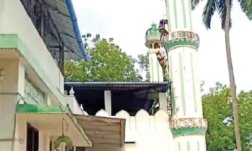 പള്ളി മിനാരത്തിൽ കുടുങ്ങിയ ആളെ ഫയർഫോഴ്സ് രക്ഷപ്പെടുത്തി