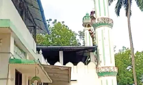 പള്ളി മിനാരത്തിൽ കുടുങ്ങിയ ആളെ ഫയർഫോഴ്സ് രക്ഷപ്പെടുത്തി