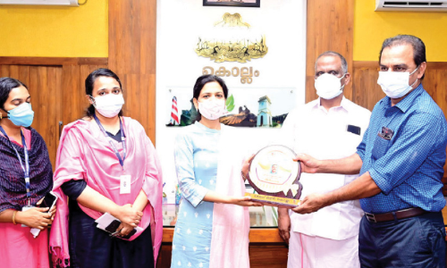 മൂ​ന്നു കു​ടും​ബ​ങ്ങ​ള്‍ക്ക് ഭൂ​മി ന​ല്‍കി; രാ​ജേ​ന്ദ്ര​ന്‍ പി​ള്ള​ക്ക്​ ക​ല​ക്ട​റു​ടെ ആ​ദ​രം