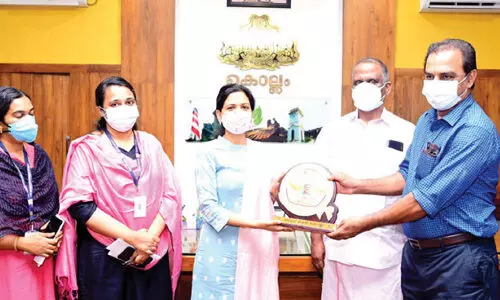 മൂ​ന്നു കു​ടും​ബ​ങ്ങ​ള്‍ക്ക് ഭൂ​മി ന​ല്‍കി; രാ​ജേ​ന്ദ്ര​ന്‍ പി​ള്ള​ക്ക്​ ക​ല​ക്ട​റു​ടെ ആ​ദ​രം