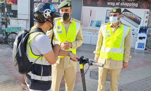 ഇ-​​സ്കൂ​​ട്ട​​ർ ഉ​​പ​​ഭോ​​ക്താ​​ക്ക​​ൾ​​ക്ക്​ ബോ​​ധ​​വ​​ത്​​​ക​​ര​​ണ​​വു​​മാ​​യി പൊ​​ലീ​​സ്​