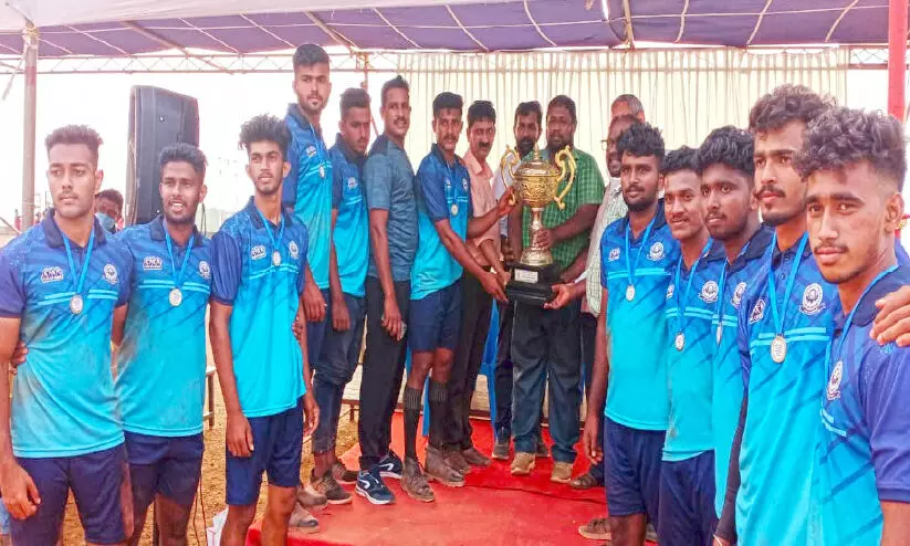 വടംവലിയിൽ കാസർകോട് ഗവ. കോളജും പീപ്ൾസ് മുന്നാടും ജേതാക്കൾ വടംവലിയിൽ കാസർകോട് ഗവ. കോളജും പീപ്ൾസ് മുന്നാടും ജേതാക്കൾ