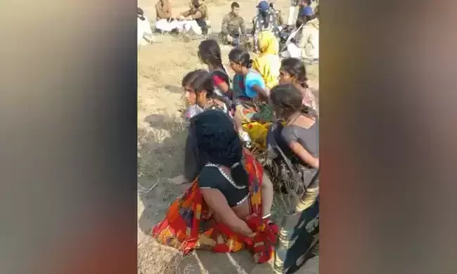 അനധികൃത മണൽഖനനത്തിനെതിരെ സമരം ചെയ്ത സ്ത്രീകളെ കൈവിലങ്ങിട്ട് പൂട്ടി ബിഹാർ സർക്കാർ