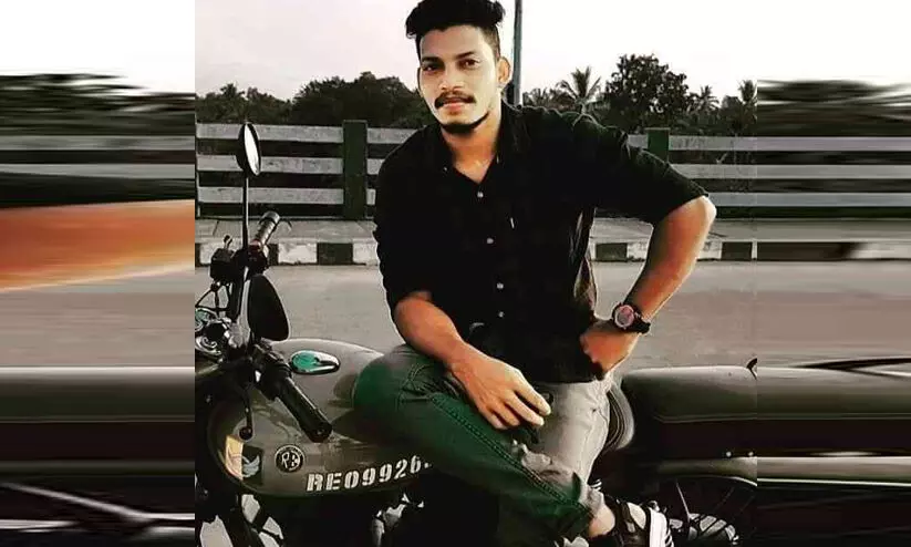 കുത്തേറ്റുമരിച്ച ആർ.എസ്.എസ് പ്രവര്ത്തകനെ ആശുപത്രിയിൽ എത്തിച്ചത് ബൈക്കിൽ; കൊലക്ക് പിന്നിൽ ലഹരിസംഘമെന്ന് പൊലീസ്; സി.പി.എമ്മെന്ന് ബി.ജെ.പി കുത്തേറ്റുമരിച്ച ആർ.എസ്.എസ് പ്രവര്ത്തകനെ ആശുപത്രിയിൽ എത്തിച്ചത് ബൈക്കിൽ; കൊലക്ക് പിന്നിൽ ലഹരിസംഘമെന്ന് പൊലീസ്; സി.പി.എമ്മെന്ന് ബി.ജെ.പി