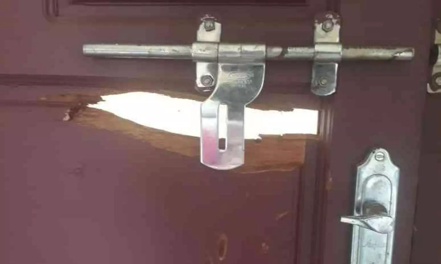 മോഷ്‌ടാക്കൾ കുത്തിതുറന്ന വാതിൽ