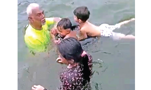 ചിറകളുടെ നാട്ടിൽ നീന്തൽ പഠിപ്പിക്കൽ ദൗത്യവുമായി സാദിഖ്